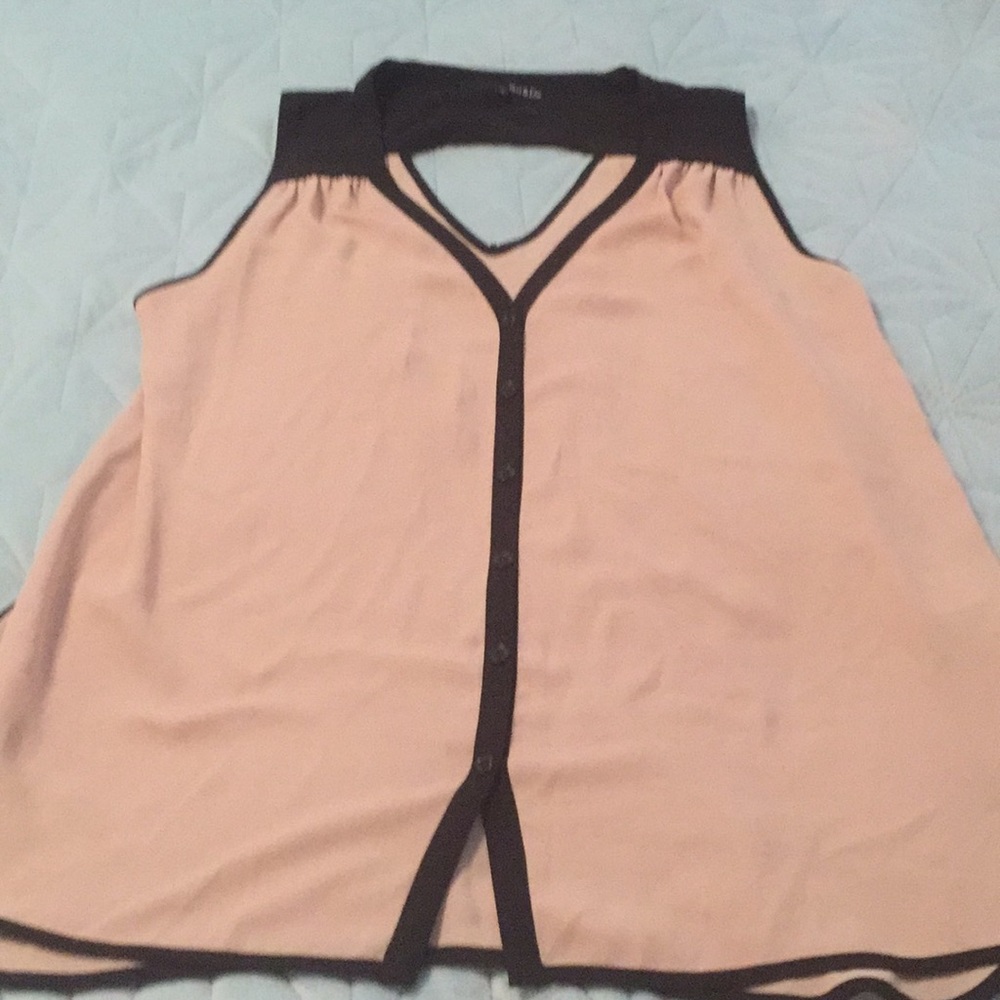 Sleeveless sheer dress shirt